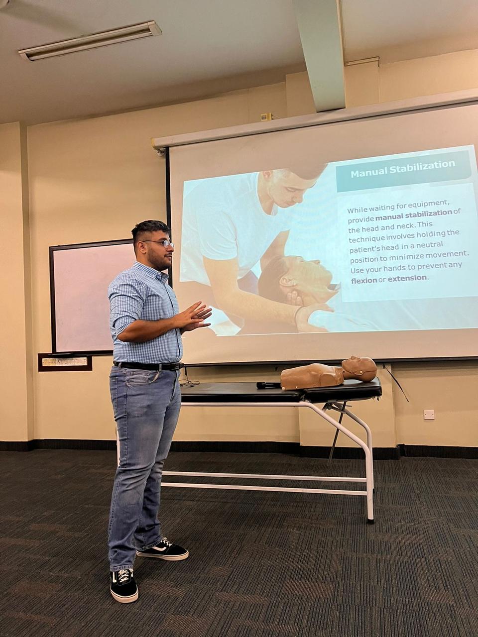Instructor teaching manual stabilization technique